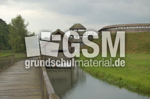 Slawenburg_Gross_Raden_Brueckenhaus_01.jpg